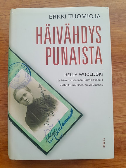 Häivähdys punaista. Erkki Tuomioja.