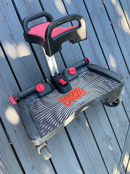 Buggyboard seisomalauta istuimella