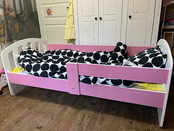 Myydään pinkki-valkoinen lasten sänky vetolaatikolla