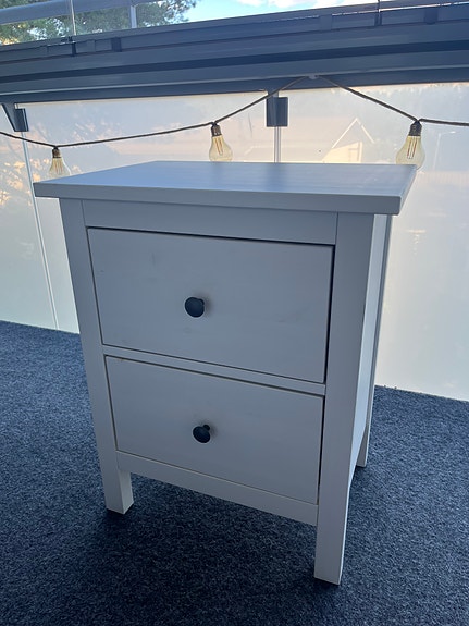 Hemnes tukeva yöpöytä