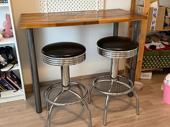 Wooden table and bar stools / puinen pöytä ja baarijakkarat
