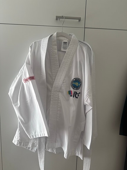 Uusi, täysin käyttämätön taekwondo asu 150 cm