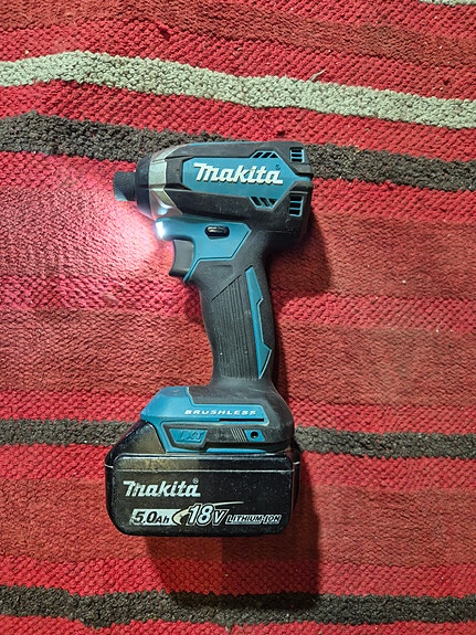 Makita DTD153 Akkuruuvinväännin ja 5ah akku