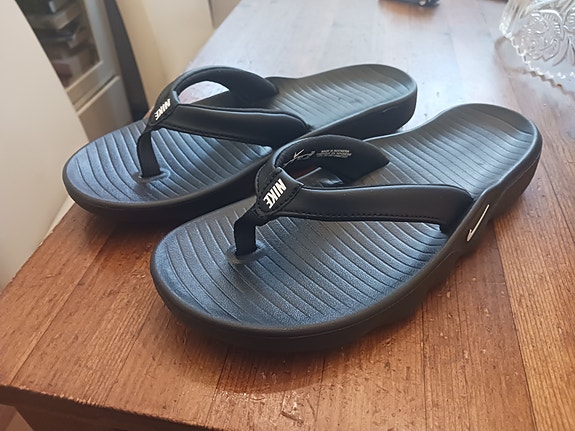 Nike sandaalit 37,5