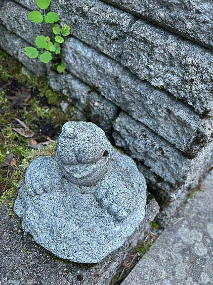 Kivinen myyräpatsas puutarhaan