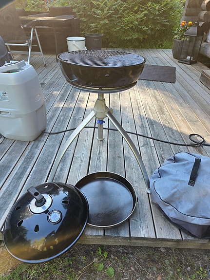 Pallogrilli jalustalla ja toimii kaasulla