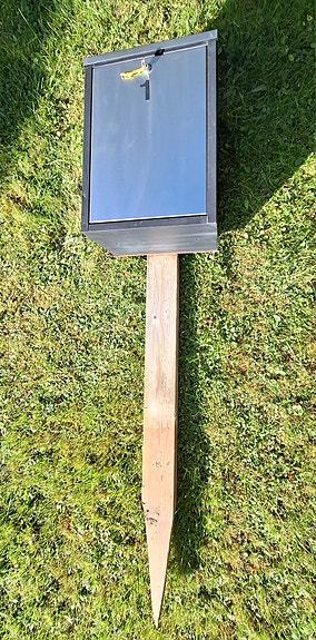 Lukittava postilaatikko + jalka