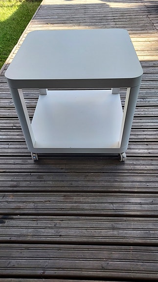 IKEA valkoinen sivupöytä hyllyllä ja pyörillä