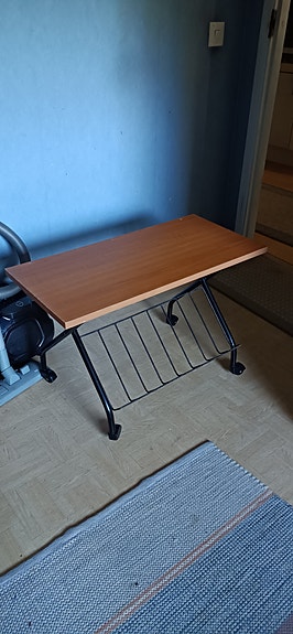 Vanha TV taso lehtitelineellä