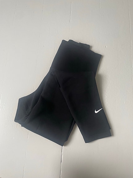 Musta Nike urheiluleggingsit kokoa XS, korkea vyötärö ja taskuja pientavaralle.