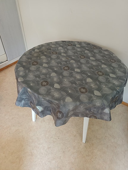 Pyöreä keittiönpöytä ja liina