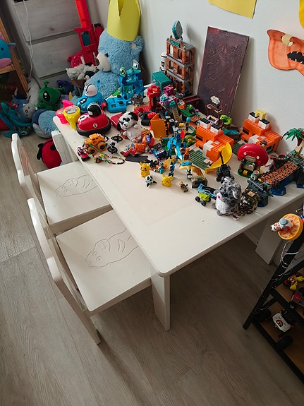 lasten pöytä ja kaksi tuolia