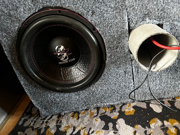 Ground Zero 12” subwoofer kotelolla