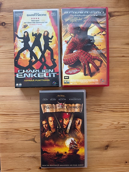 Charlien enkelit, Spider-Man ja Pirates of the Caribbean VHS-elokuvat 2€/kpl