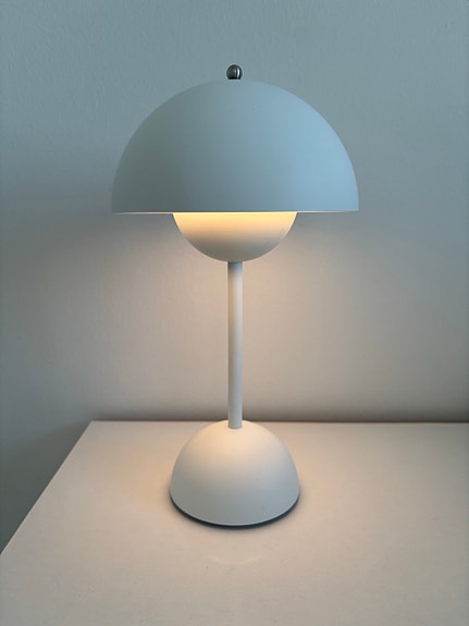 Verner Panton & Tradition Flowerpot VP9 ladattava pöytävalaisin