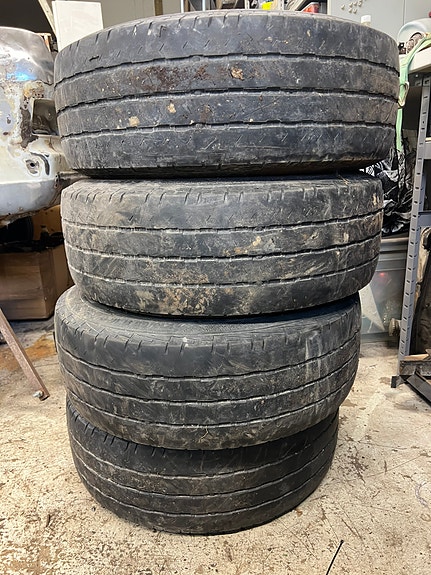 16” Continental C-renkaat peltivanteilla.