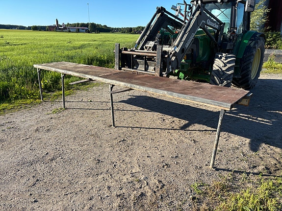 Iso työpöytä talliin