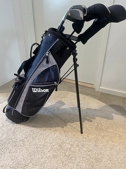Junioreiden Wilson golfmailasetti ja stand bag