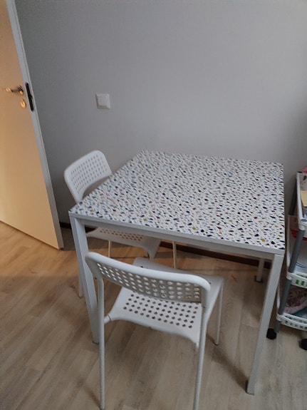 Pieni pöytä ja kaksi tuolia