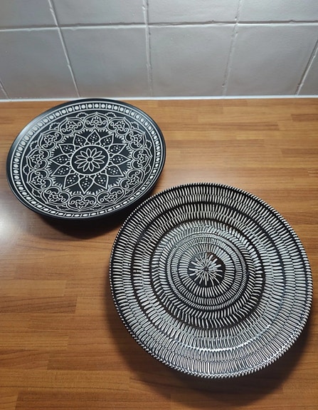 2 x Musta lautanen / tarjoiluadtia (27cm)