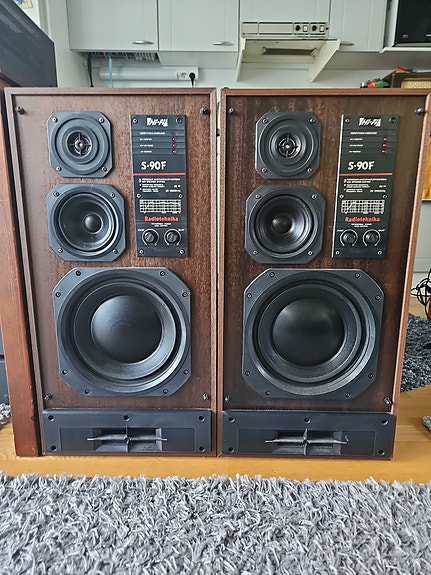 Radiotehnika S-90F kaiuttimet
