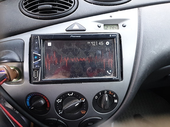 Pioneer AVH-G220BT 2-DIN autosoitin kosketusnäytöllä