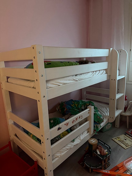 Puinen pieni lasten kerrossänky