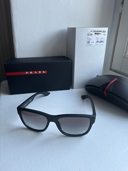 Prada aurinkolasit