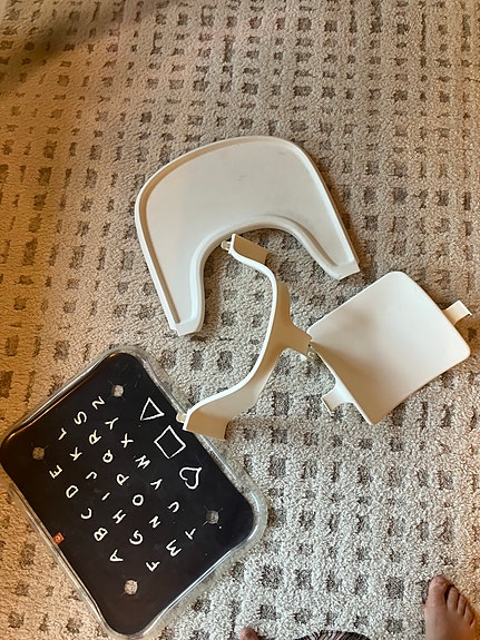 Stokke syöttötuoliin: tarjotin, turvakaari,  selkänoja, pöytäalusta