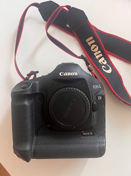 Canon EOS-1D Mark III. Shutter count 7300 . Kaksi akkua ja telakka sekä laukku