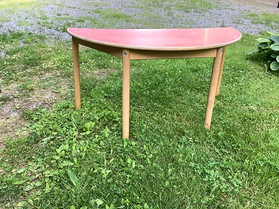 Puolipyöreä puinen pöytä