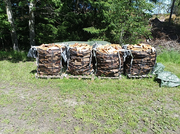 Sekapuuklapi polttopuuta vehmaalla