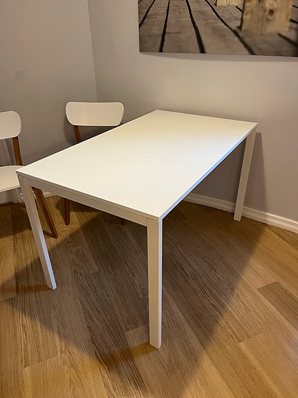 Valkoinen ruokapöytä (IKEA Melltorp)
