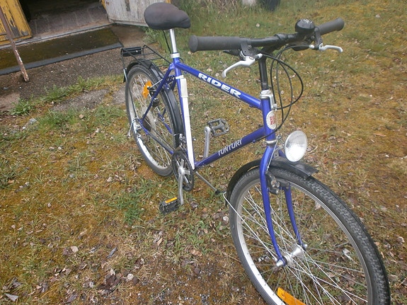 Miestenpyörä  28 tuuman  18 vaihteinen  ja  Nopsa  7 napa  vaihteinen