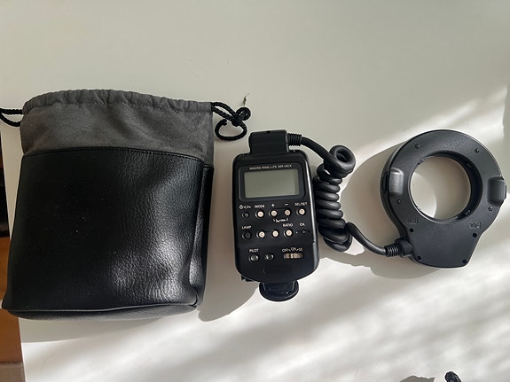 Canon Macro Ring Lite MR-14EX.