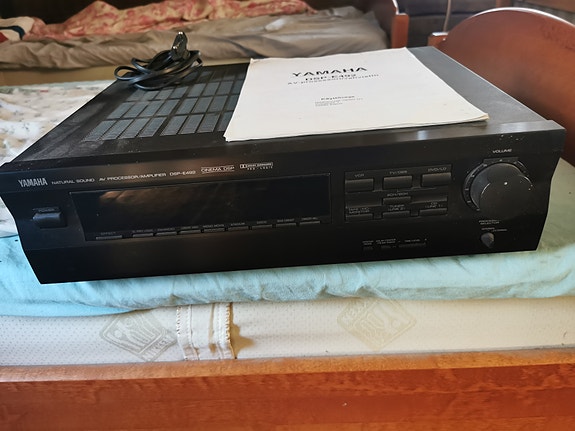 Yamaha DSP-E492 AV-vahvistin musta