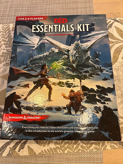Dungeons & Dragons Essentials Kit - roolipeli setti suomeksi/englanniksi