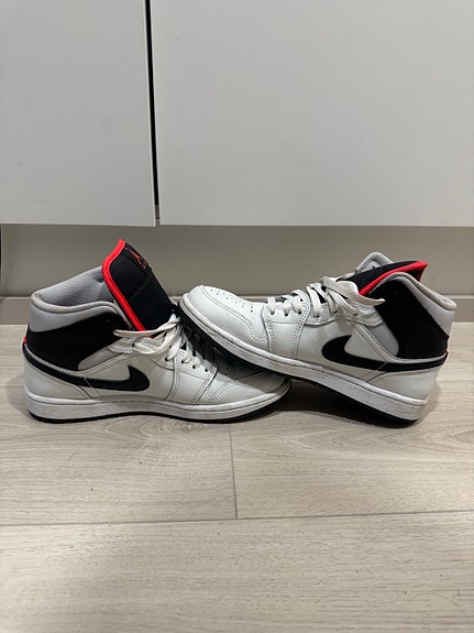 LÖYTÖ! Vähän käytetyt Air Jordan 1 Mid kengät