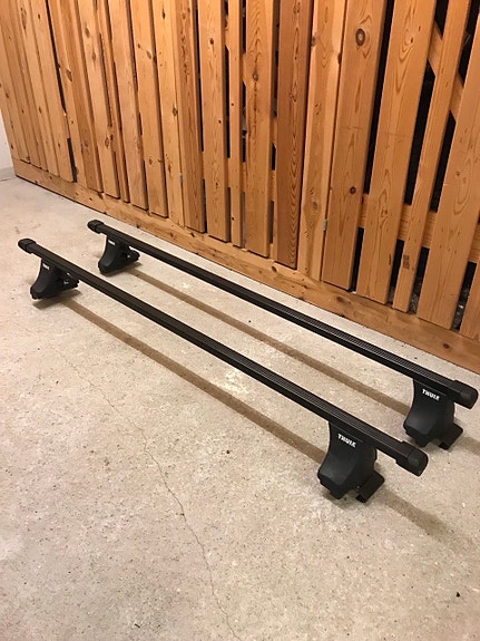Thule kattotelineet musta
