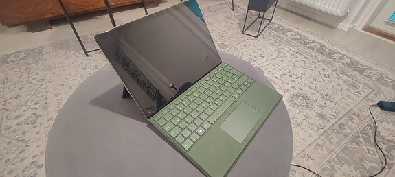 Microsoft Surface Pro 9 kannettava / tabletti vihreällä näppäimistöllä