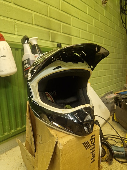 Fox v1 pilot crossikypärä