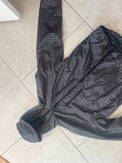Miesten hupullinen kevyt takki koko M musta ruutukuvio