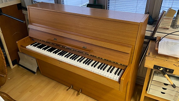 Siisti huollettu ja viritetty Hellas piano.