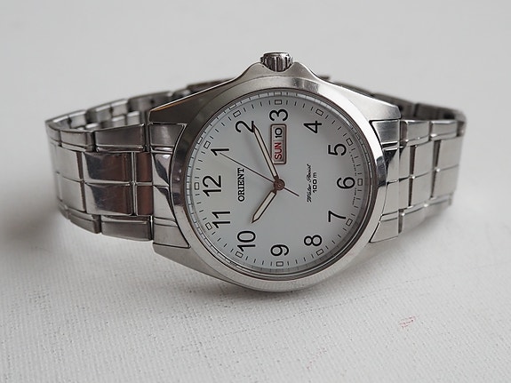 Orient Quartz WR 100 postikuluineen pakettina.