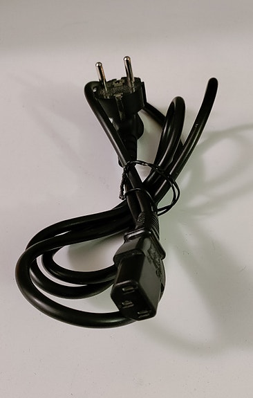 USB-kaapeleita, SATA, Ethernet RJ45, RCA, laitevirtakaapeleita useita