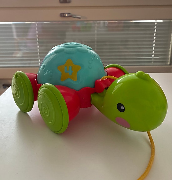 Fisher-Price vedettävä kilpikonna – opettavainen lelu