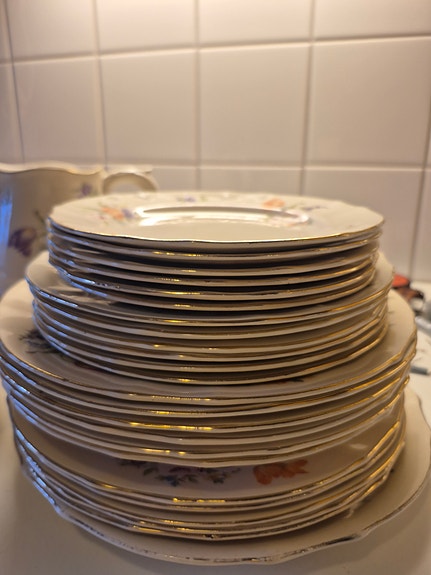 Myydään Arabian Kesäkukkaa, yli 30 osaa