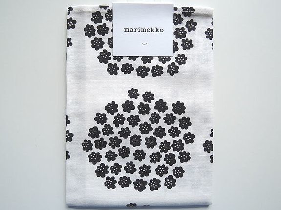 MARIMEKKO PUKETTI Keittiöpyyhe musta.
