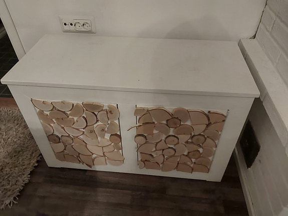 Valkoinen pieni kaappi / tv taso