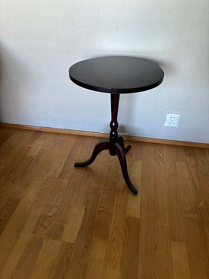 Pieni pyöreä sivupöytä